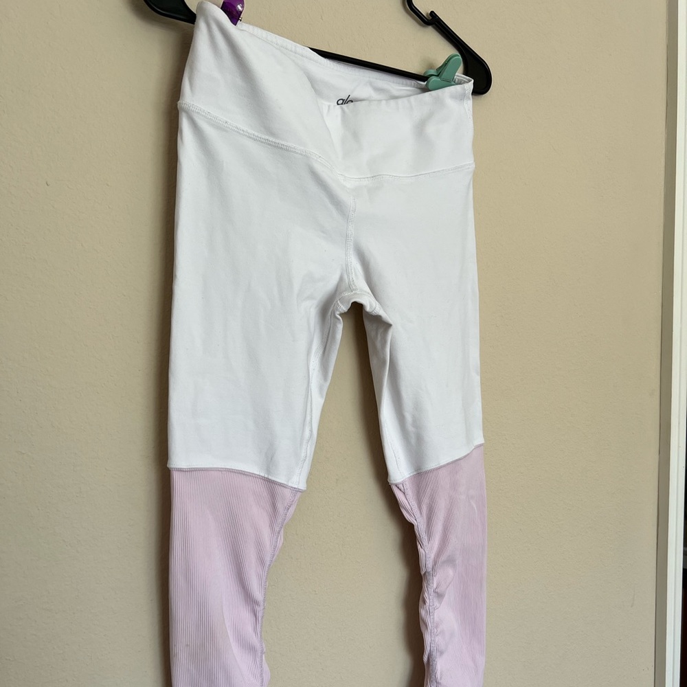 Alo Yoga high-waisted Goddess leggings white/pink